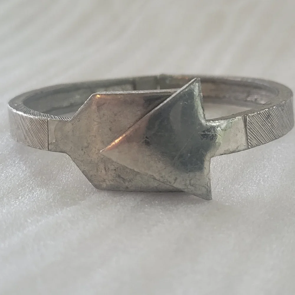 VTG Signed PAULINE RADER Geometric Arrow Clamper Bracelet Silver Tone